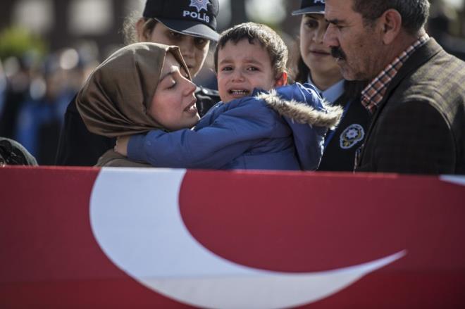 Bu srada ehit Safitrk'n 5 yandaki olu Asm Eren'in de "Anne niye alyorsun?" diyerek alamaya balamas, trene katlanlar hznlendirdi.