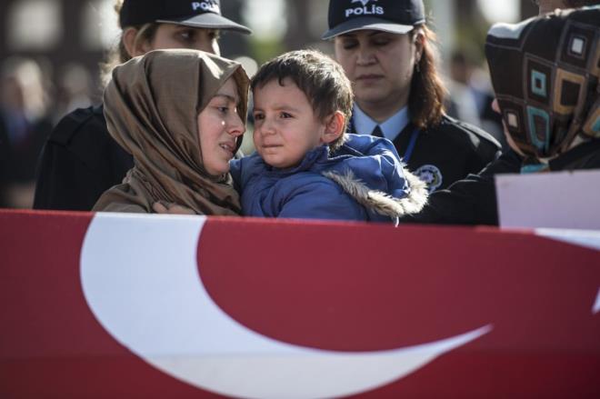 Dr. Ersin Arslan Eitim ve Aratrma Hastanesinden, ailesi ve yetkililer tarafndan alnan ehit Kaymakam Safitrk'n Trk bayrana sarl naa, Gaziantep Havalimanna getirildi.