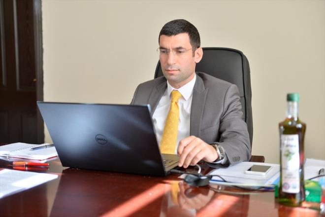 Mardin'in Derik Kaymakamlna PKK'l terristlerce el yapm patlayc ile dzenlenen saldrda yaralanan ve tedavi grd hastanede ehit olan Kaymakam Muhammet Fatih Safitrk iin Gaziantep Havalimannda tren dzenlendi.