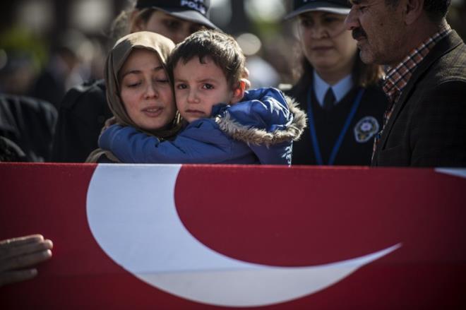 Ei Ayegl Safitrk, tabuta sarlarak, "Akm istediin gibi lm oldu. Sana da bylesi yakrd. Her ehit cenazesine giderken hznlenirdin, imdi de sen gidiyorsun. Akm, olun benim emanetim, canm pahasna emanetine sahip kacam." diyerek gzya dkt.