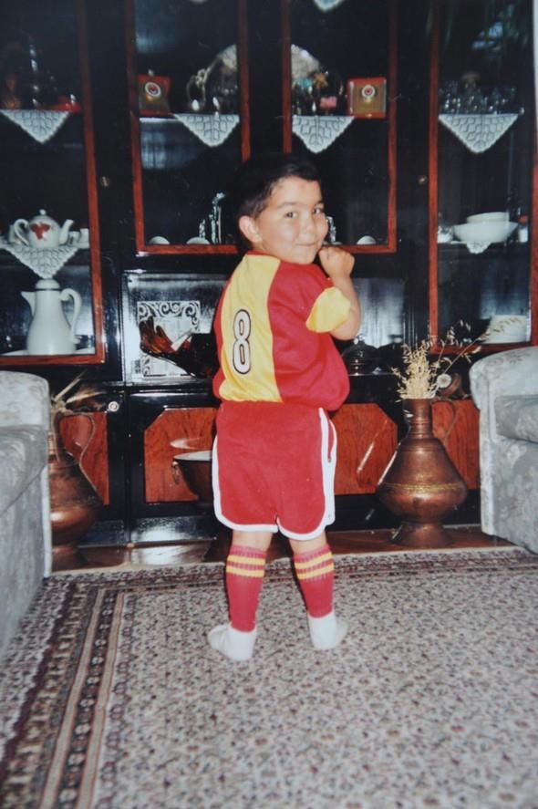 Kendisinin koyu bir Eskiehirspor taraftar olduunu belirten ve yllardr milli futbolcu nan ile tanma frsat arayan Uur Uak, 5 yandayken ailesinin kendisine u an Seluk nan'n formas olan 8 numaralar Galatasaray formas giydirilerek fotoraf ektirdiini syledi.