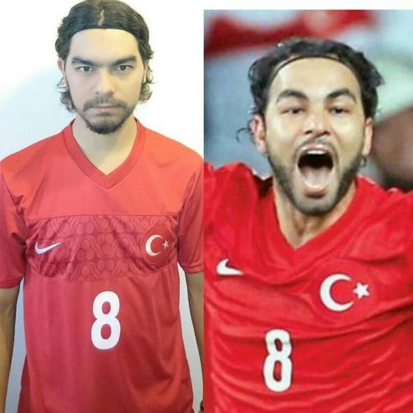 Daha sonra ieriye girdim. Yanma Muslera ve Sneijder de geldi. Benim Seluk nan'a ok benzediimi onlar da sylediler. Seluk nan da gerekten kendisine benzediimi arada tek boy fark olduunu syledi. Ayrca Seluk nan san kestirmiti ve salarmz artk benzemiyordu. Kendisinin yolunda ilerlediimi ve nmzdeki hafta ben de salarm kestireceimi syledim. Ayrca imzalattm formasn evimdeki duvara astm.