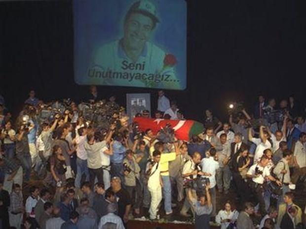 3 Temmuz 2000'de hayatn kaybeden sanat birok kiinin katld trenle son yolculuuna uurland. 55 yandayken uakta geirdii kalp krizi sonucu hayatn kaybeden Kemal Sunal milyonlarca sevenlerini gzyalaryla uurlad.