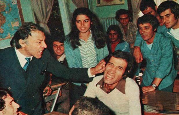 Kemal Sunal, 11 Kasm 1944'te stanbul'da dodu. Mimar Sinan lkokulu ve Vefa Lisesi mezunu olan sanat, liseyi 11 ylda tamamlad. Marmara niversitesi Gazetecilik Blm&#8217;ndeki eitimini ise 12 Eyll 1980'de yarm brakt.