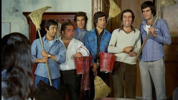 Sunal oyunculua balama hikayesini, "Nasl oldu bilmem, ben kendimi sahici bir sahnede seyircilerin arasnda buldum. Ses Tiyatrosu'ndaki ilk rolm ok ksayd.  dakika sahnede ya kalyor ya kalmyordum. yle pek bir ey sylediimi de hatrlamyorum. Sahnenin bir ucundan girip br ucundan kyordum. Ne yaptm da pek hatrlamyorum ama seyirci kahkahadan krlyor. Bu da benim houma gitmiti" szleriyle dile getirdi.