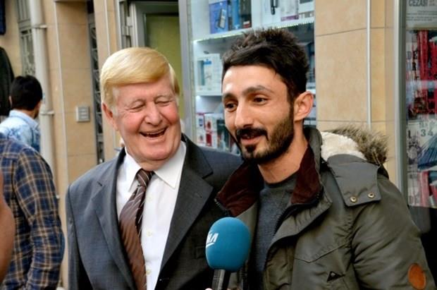 ABD'de Bakan seilen ve dnya genelinde "Emlak Kral" olarak tannan Donald Trump'a gerek vcut yaps gerekse sa rengi ve stili ile olduka benzeyen Topu, Donald Trump gibi bir siyaseti. Trump ile ayn yata olan Abdullah Topu (70), 2004 ylnda Grele ilesine bal Kprba beldesine Belediye Bakan seildi.