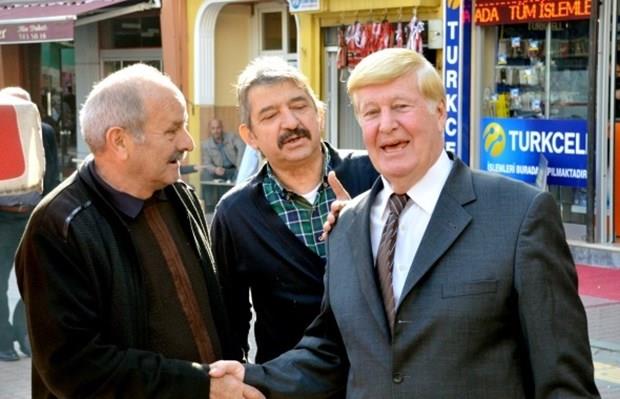 ABD seimlerinin sonras Bakan Donald Trump'a benzerlii ile fotoraflar sosyal medyada hzla yaylmaya balayan Topu, bu duruma olduka arrken, benzerliin de keyfini kartyor. Donald Trump'u ve ABD seimlerini televizyonlardan takip eden vatandalar biranda karlarnda Trump'u grdklerini sanarak aknlk yayor. Baz vatandalar ise bu durumu "Dnyada her insann bir ikizi vardr" teorisine dayandryor.