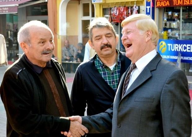 Trkiye'den ABD'ye en fazla g veren iller arasnda zellikle Yaldere ilesi ile ne kan Giresun bu kez verdii gler ile deil de getiimiz gnlerde ABD'nin 45. Bakan seilen Donald Trump'a benzerlii ile dikkat eken eski Kprba Belde Belediye Bakan Abdullah Topu ile gndeme geldi.