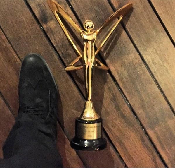 TEPKSN INSTAGRAM'DAN GSTERD  Dizinin oyuncusu Cavit etin Gner, Instagram hesabndan yapt paylamla yaananlar aktard. Gner, diziye tek dl verilmesi ve trende oyunculara ya da ynetmene mikrofon uzatlmamasna tepki gsterdi. Gner dl ayann dibine koyup ektirdii fotoraf Instagram hesabndan olay yaratacak bir yorumla paylat.