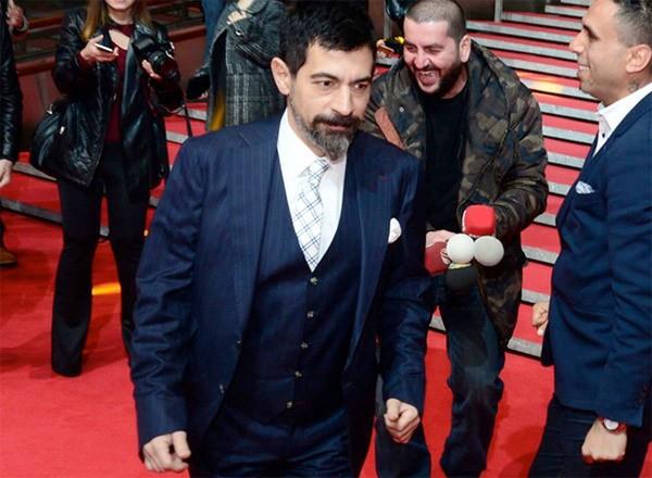 -Programn sunucusu Okan Baylgen&#8217;in zr yerine Trkiye ve dnyada bu kadar ilgi gren ve siz deerli izleyicilerimizin takdirini kazanan dizimizi hi izlemediini syleyerek alayc bir konuma yapmas ve bundan sonra izleyeceini belirtmesini de nezaketten uzak bir davran olarak deerlendiriyorum.