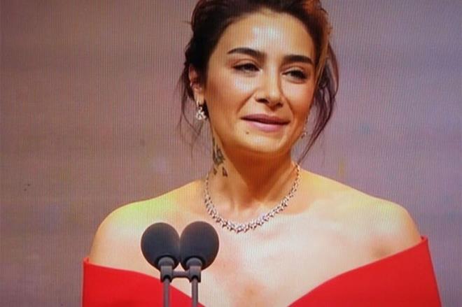 EN Y POP MZK KADIN: SILA<br>  SILA DLN NKET DURU&#8217;NUN ELNDEN ALDI