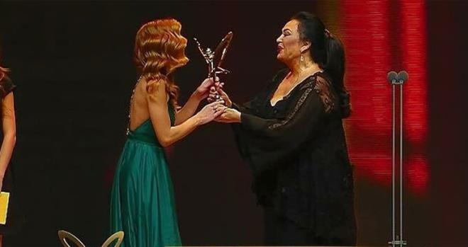 EN Y KADIN OYUNCU: BURN TERZOLU (POYRAZ KARAYEL -KANAL D)<br>  YELAM&#8217;IN EFSANE OYUNCUSU TRKAN ORAY, DL BURN TERZOLUNA TAKDM ETT