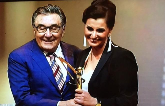 YILIN MEDYA OLAYI ZEL DL: HANDE FIRAT (CNN TRK)<br>  15 TEMMUZ GECESNN UNUTULMAZ SMLERNDEN HANDE FIRAT DLN DOAN HOLDNG ONURSAL BAKANI AYDIN DOAN'IN ELNDEN ALDI