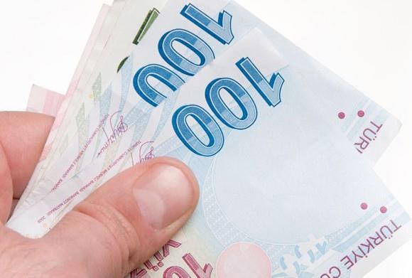 Gelecek yl geerli olacak asgari cretin belirlenecei Asgari cret Tespit Komisyonunda Trk, TK'in geen yl Komisyona sunduu ar ilerde alan bir iinin net yaam maliyeti olan bin 600 liraya imza atmaya hazr olduunu bildirdi.