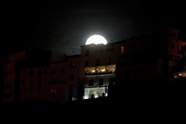 Sper Ay ile hemen hemen ayn dneme gelen depremin bu doa olayndan dolay meydana gelip gelmedii sorusu ise gnn sorusu oldu.