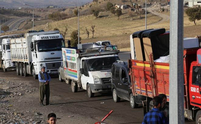 Vatandalar, yasan kaldrlmasyla alan ekmek frn, market ve manavlardan alveri yapt. Baz frn ve marketlerin nnde kuyruk olutu.