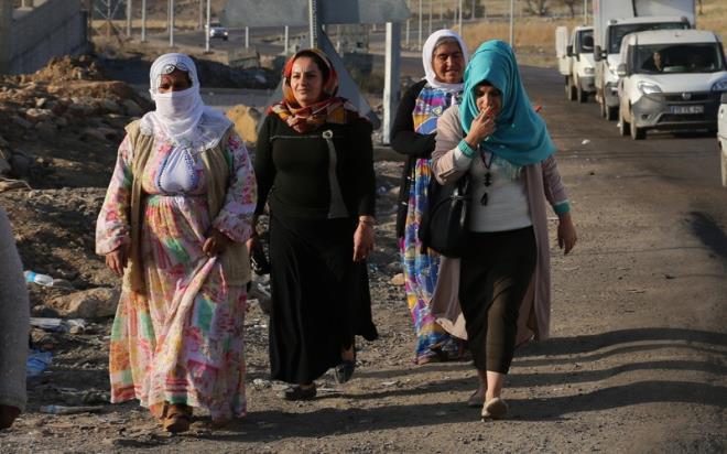 Terr rgt PKK'ya ar darbe vurulan, aralarnda terr rgtnn yneticileri ile da kadrosundan gelenlerin de bulunduu 508 terristin etkisiz hale getirildii, 50 ton arlnda bin 845 el yapm patlaycnn imha edildii, el yapm patlayclarla tuzaklanan 240 barikatn kaldrld, 39 ukuru kapatld kentte sokaa kma yasann 05.00'ten 22.00'ye kadar sona erdiini renen vatandalar, evlerini grmek iin 246 gn sonra kente dnyor.