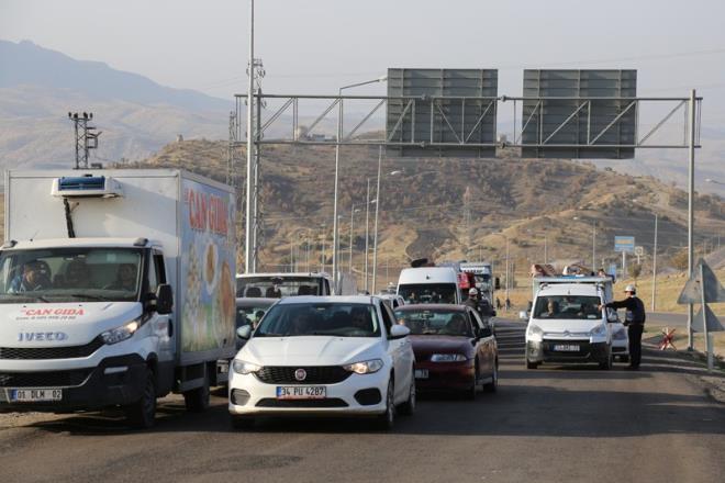 Valilik tarafndan hazrlanan brorler de vatandalara datld. Brorlerde de vatandalara, patlayclara kar dikkatli olmalar uyarsnda bulunuldu. Ayrca, ev ve i yerleri zarar grn vatandalarn kapal spor salonunda kurulan stantlara bavurabilecei belirtildi.