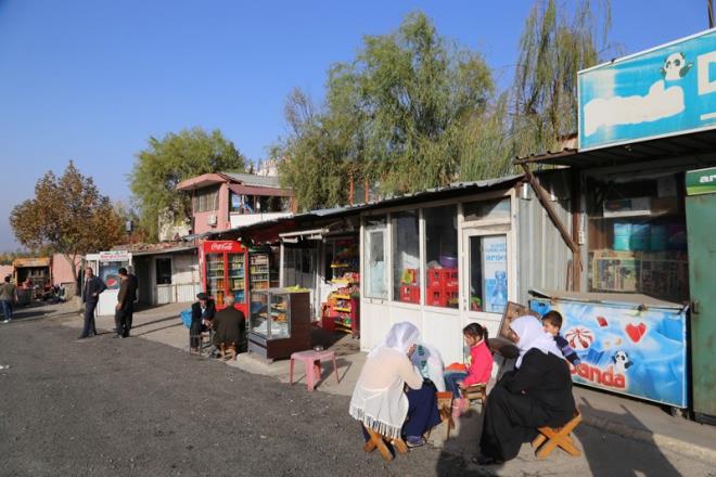 Kentin birok mahallesinde hasar gren evlerin ykm ii ve moloz kaldrma almalar srerken, spor salonunda hasar tespit almalar iin kriz merkezi oluturulduu renildi.