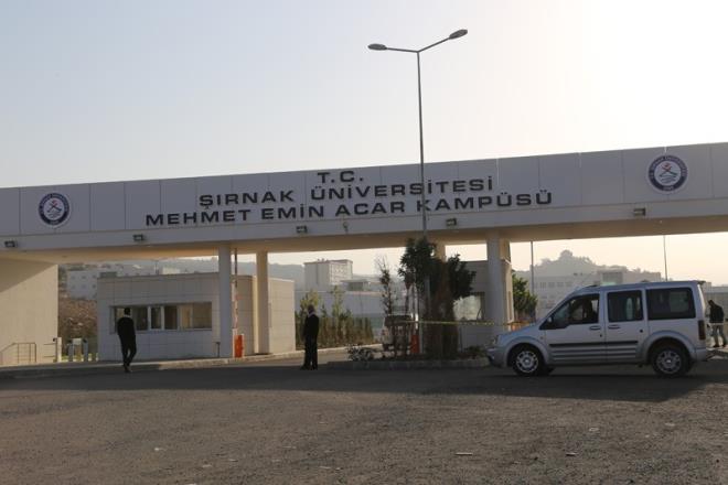 Baz vatandalarn evlerini terk ederken yanlarna aldklar eyalarla geri dnd gzlenirken, gvenlik glerince kontrol noktalarndan geite yal ve hastalara ncelik veriliyor.