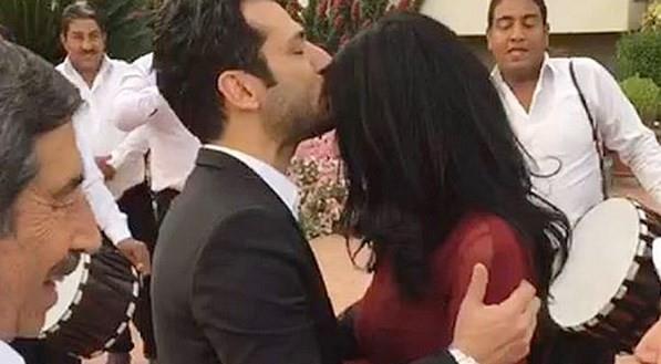 Erdoan, cep telefonu zerinden grntl grt El Bani'ye "Genler anlamlar. Allah'n emri Peygamber'in kavliyle Murat Yldrm'a kznz istiyoruz." dedi.