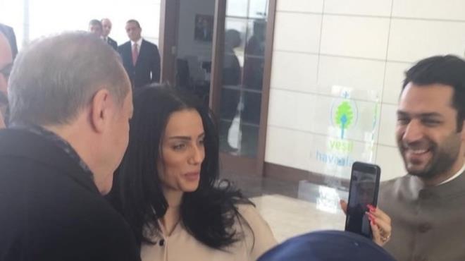 Yldrm ve El Bani ile bir sre sohbet eden Erdoan, daha sonra Facetime araclyla El Bani'yi babas Bouchaib El Bani'den istedi. Baba El Bani ise "nallah daha hayrl, mbarek bir olaya dnr bu evlilik." diye yant verdi.