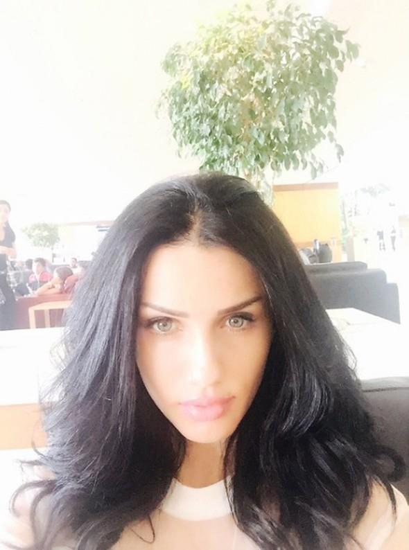 Erdoan, ailesi ve ahs adna sevgi ve sayglarn sunarken, baba El Bani, "Teekkr ederim. Madem birbirlerini sevmiler. Kz istemeyi siz yaptnz iin inallah bu evlilik daha mbarek hale gelir." ifadesini kulland.