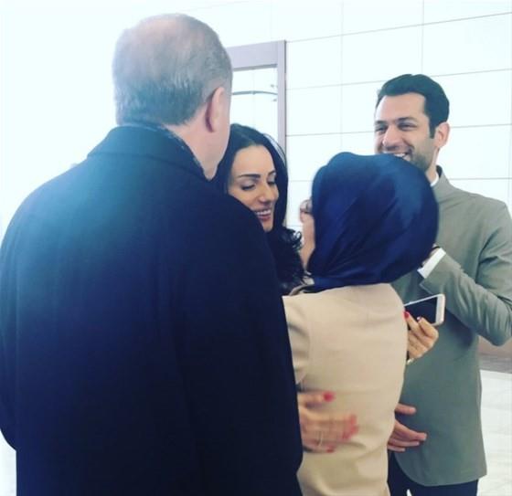 Cumhurbakan Erdoan ve ei Emine Erdoan, Esenboa Havaliman'na geliinde oyuncu Murat Yldrm ve nianls Fasl oyuncu ve model mane El Bani ile karlat.