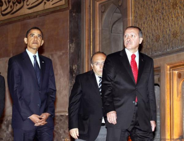 32- SEM: Obama, 100 yllk kadim bir partide, nce Hillary Clinton gibi eski bakan eini, sonra da McCain gibi efsane gaziyi yendi. Tek rakip partiye kar yzde 51 oy ald. Erdoan'sa yeni partisini kendi kurdu, ilerinde babakan karmlar dahil 20 partiye kar yzde 50 oy ald.