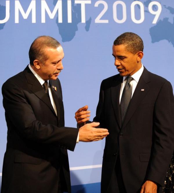 21- ADAM SEM: Obama, adam seerken, liyakatine gre sralayp varsa kendine en sadakatlisini, Erdoan'sa kendine sadakatine gre sralayp varsa en liyakatlisini seer.