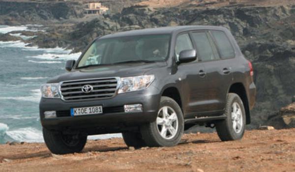 <p>33- TOYOTA LAND CRUISER 4.5 V8 D-4D</p> ri cssesi ve 2665 kg'lik arlna ramen ortalama 10.2 lt/100 km tketen dizel motorlu Land Cruiser.