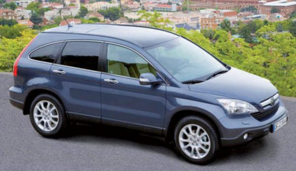 <p>31- HONDA CR-V I-CDTI</p> Honda'nn 2.2 lt'lik dizel motorlu CRV modeli ortalama 6.5 lt/100 km tketir.