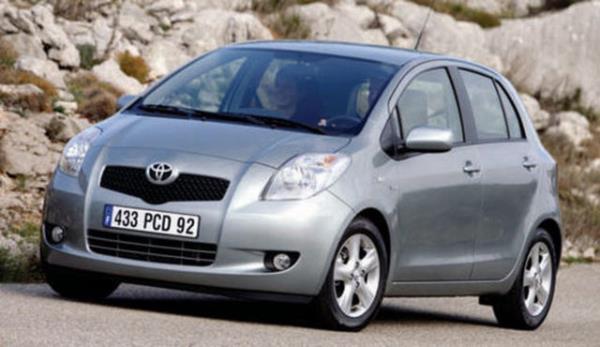 <p>4- TOYOTA YARIS 1.0 M/M</p> Toyota'nn M/M anzmanla satlan 1.0 lt'lik benzinli Yaris modeli ortalama 4.5 lt/100 km yakt tketir.