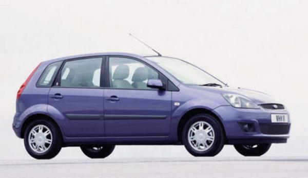 <p>5- FORD FIESTA 1.4 TDCI</p> Trkiye'nin en ok satlan dizel motorlu kk snf HB'i olan Fiesta TDCi 1.4, 4.3 lt/100 km'lik ortalama yakt tketiyor.