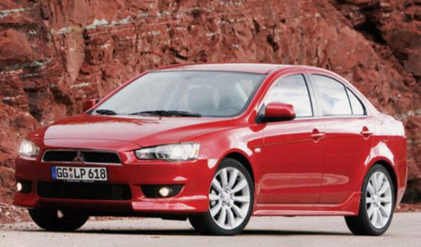 <p>10- MITSUBISHI LANCER INFORM 1.5</p> Trkiye'nin en yeni kompakt sedanlarndan Mitsubishi Lancer'n manuel anzmanl modeli ortalama 6.4lt/100 km yakt tketir.