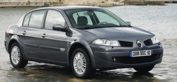 <p>13- RENAULT MEGANE II SEDAN 1.5 DCI BVA</p> Hem otomatik anzmanl hem de dizel motora sahip Renault Megane II Sedan 1.5 dCi BVA, 100 HP'lik motoruyla ortalama 5.8 lt/100 km tketir.