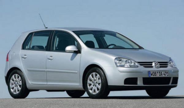 <p>15- VW GOLF 1.4 TSI DSG</p> VW'nin kk hacimden byk g retmek amacyla gelitirdii TSI motor serisine sahip Golf, 122 HP'lik gc ve DSG anzmanyla ortalama 5.9 lt/100 km tketir.