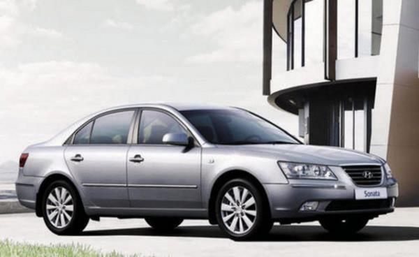 <p>25- HYUNDAI SONATA 2.0 CRDI H-MATIC</p> Yenilenen Sonata Trkiye'ye 2.0 lt'lik tek motor seeneiyle satlrken bu ara ortalama 6.8 lt/100 km tketiyor.