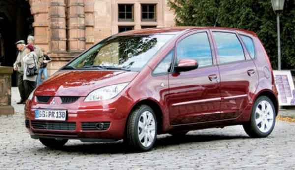 <p>6- MITSUBISHI COLT DI-D</p> Otomatik anzmanl ve dizel motorlu kkler arasndaki liderlik 5.8 lt/100 km'lik deeriyle Mitsubishi Colt 1.5 DI-D Allshift'in.