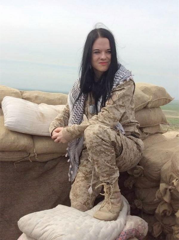 BOY BOY POZ VERM  <br>YPG'li kadn terristlerden Marketa Vselichova rgtn imaj olarak da nem verdii bir isim. Marketa Vselichova boy boy poz vermi ve bu pozlar internette datlm.