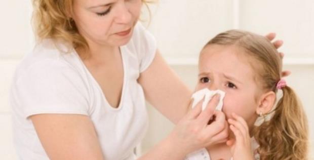 Sonbahar alerjisi: lkbahar kadar youn olmasa da sonbaharda da alerjik rahatszlklar oluabiliyor. Burun tkankl, burun aknts, ksrk ve haprma ile seyreden sonbahar alerjisinde nezle ve gripten farkl olarak ate, halsizlik gibi enfeksiyon belirtileri olmuyor. Sonbahar alerjisine hava deiimi, havann rutubeti, viral enfeksiyonlar yol aarken, alerjenlerden korunmak iin de burnu kapatan maske takmak ve tbbi tedavi yeterli olmakta. Alerjinin ihmal edilmemesi gerektiini belirten Uzm. Dr. Leyla Yolar &#8220;Alerji baz ocuklarda yaklak 7 yandan itibaren hafifleyebiliyor. Ge yalarda balayanlarda genellikle ergenlikte hastalk son buluyor&#8221; dedi.