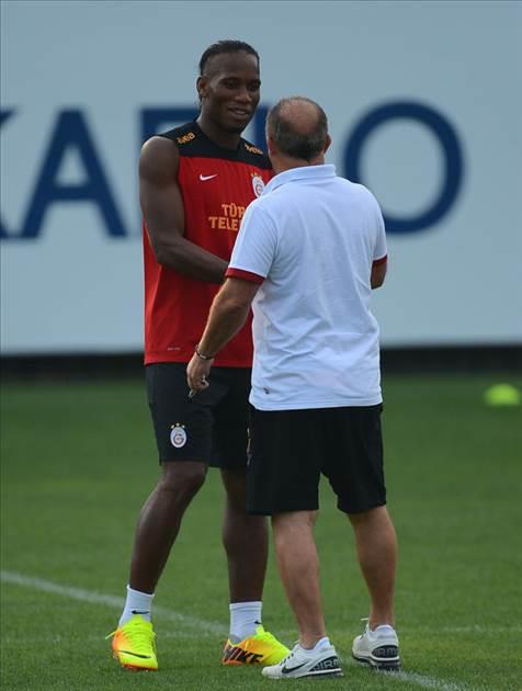 Fatih Terim'i Milli Takm'a, Drogba'y Fener'e, Sneijder'i Beikta'a verelim. Bir de byle deneyelim bakalm. ampiyon olabilecek miyiz :)