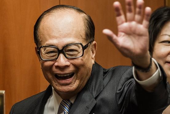 Yksek renim eksii onu fazla yaralamam grnyor. Yakn zamanda iki yeni halka ak irket yaratt, CKH Holding ve CK Gayrimenkul. 52 lkeye yaylm holdinglerinde 270.000&#8217;in zerinde alan vardr.