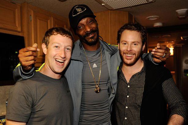 Bir sonraki adm ise, Mark Zuckerberg ile tanmas ve Facebook&#8217;un ilk bakan olmas oldu.