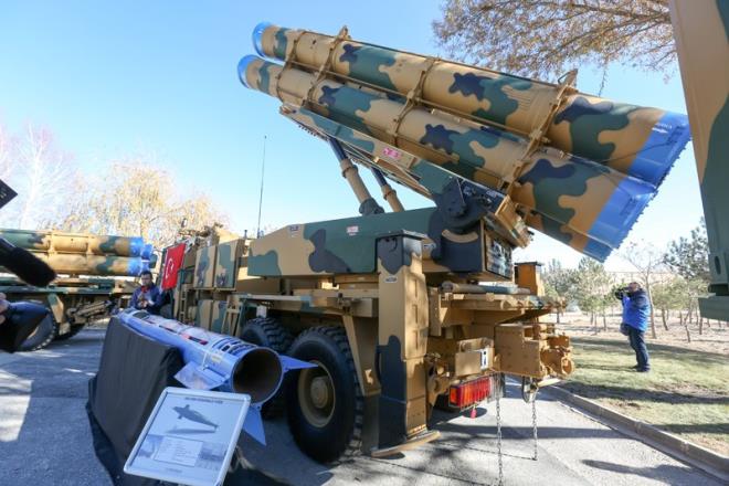 Roketsan tarafndan milli imkan ve kabiliyetler kullanlarak tasarlanan, gelitirilen ve retilen 302 mm fze ve silah sistemi, yksek isabet ve tahrip gc sayesinde 30 kilometreden 120 kilometre mesafeye kadar kritik nokta hedeflerini youn ve etkili biimde ate altna alabiliyor.