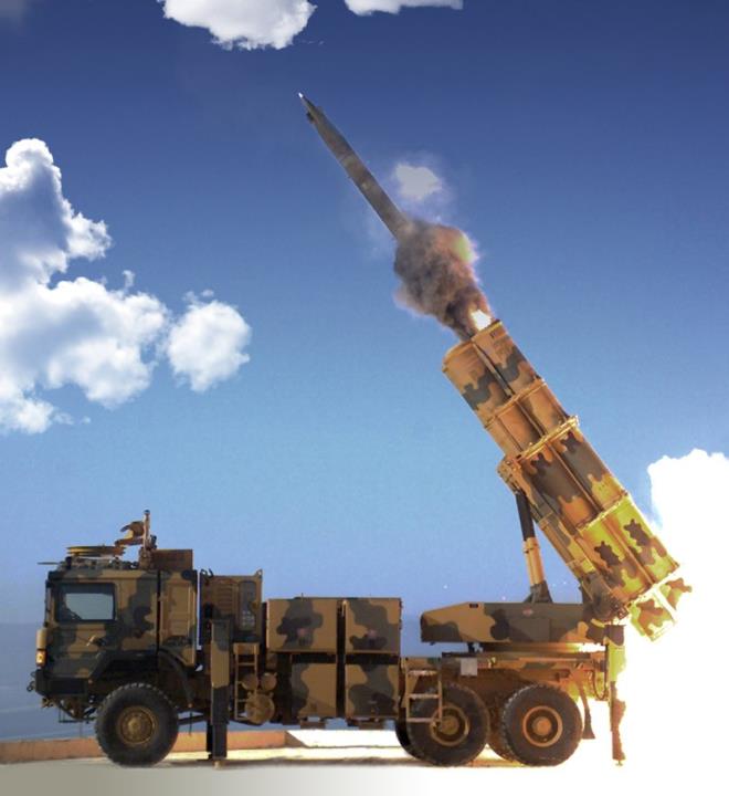 Trk mhendis, tasarmc ve iilerinin rettii yzde yz yerli ve milli bir sistemi burada kullandklarn ifade eden Bakan Ik, Trk Silahl Kuvvetlerinin (TSK) vurucu yeteneini artran ve Trkiye'nin bu konuda geldii seviyeyi gsteren gzel bir rnek olduunu belirtti.