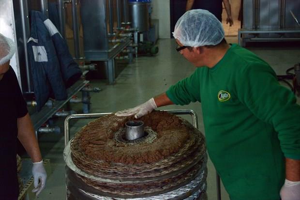 Edremitli zeytin ve zeytinya reticisi Agah Ferhatolu, zeytin stn, "Hamurun stnden alnan ilk yadr. Zeytinin saf halidir. Scak ilem grmeyen rndr" olarak tanmlad.