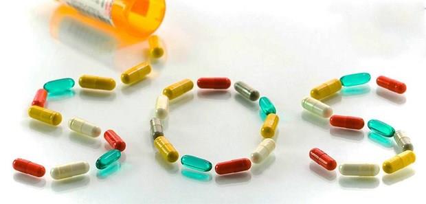 Tm dnya iin &#8216;ldrc bir tehdit&#8217; olan gereksiz antibiyotik kullanmnda Trkiye Avrupa birincisi! En basit hastalklarda bile hemen antibiyotie bel balanabiliyor.<br> Oysa bilimsel almalar gereksiz antibiyotik kullanm durumunda vcudun mikroplarla savama yeteneinin azalmaya baladn, baklk sisteminin zayfladn, birok ciddi hastala yol aabildiini hatta vcutta bakterilerin antibiyotie kar diren kazanmas sonucu lmcl tabloya bile neden olabildiini ortaya koyuyor.