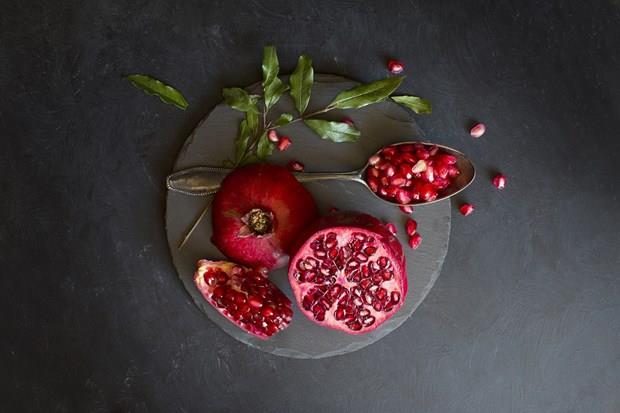 Nar: zellikle k aylarnda artan gribal enfeksiyonlara kar koruyan nar kalp ve damar dostu bir meyve. 1 nar gnlk almamz gereken C vitamini ihtiyacmzn yarsn karlamaktadr. erdii polifenoller ve antosiyaninler sayesinde damar tkankln azaltc ve tansiyon drc zellik gstermektedir. Kansere kar koruyucu etkisi olan nar, fiziksel aktivite sonras vcudun yorulmasn da geciktiriyor. Ancak bir avu nar bir porsiyon meyveye denk geldii iin nar suyu tketmek tansiyonu fazlaca drebilir ve gereksiz eker almna neden olabilir. O nedenle gnde bir porsiyonu gemeyecek lde tketilmesi gerekiyor.