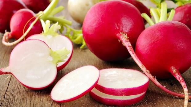 Turp: &#8220;Turp gibi olmak&#8221; deyiminin bouna sylenmedii aikar. Zira ierisindeki zengin C vitamini, folik asit, fosfor ve yksek diyet lifi sayesinde tam bir salk kayna. ok gl bir antioksidan olan turp, souk algnl gibi hastalklarn tedavisinde birebir. Yksek lifi sayesinde sindirim ve boaltm sistemini destekliyor, ksre iyi geliyor. rnein k aylarnda tezgahlarda rahata bulacanz kara turpu gzelce ykayp st ksmndan kesip ierisini oyun. (inden kan paralar atmayp salatada kullann. Oyduunuz ksmna bal koyun) Bir su bardann zerine oturtun. Turpa alttan ok minik bir izik atn ki, ierisine koyduunuz bal turp suyu ile zdeleip bardaa akabilsin. Bir gece bekletip sabah- akam ierek 2 ya zeri ocuklarda ve yetikinlerde fayda salayabilirsiniz. Turpun en az kendisi kadar faydal olan yapraklarn da salatalarnzda deerlendirebilirsiniz.